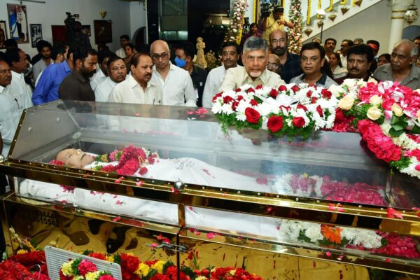 Chandrababu Naidu pays last respects to actor Krishna