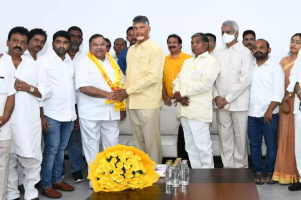 Chandrababu calls on cadre to bring lost glory to Telangana TDP