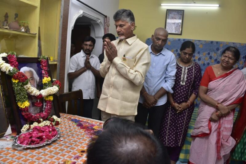 Chandrababu Naidu visits revolutionary balladeer Gaddar’s house, pays tributes