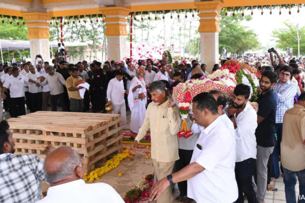 Chandrababu Naidu Carries Ramoji Rao’s Remains As Media Baron Cremated