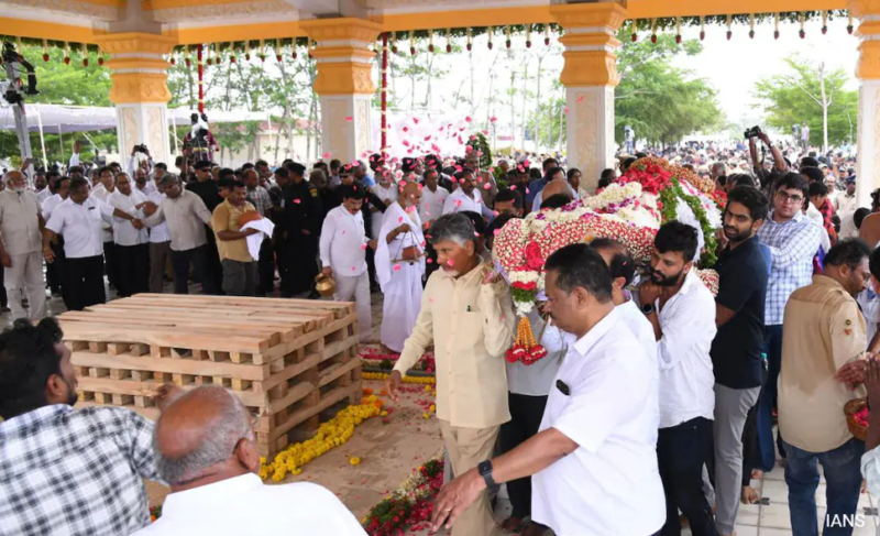 Chandrababu Naidu Carries Ramoji Rao’s Remains As Media Baron Cremated